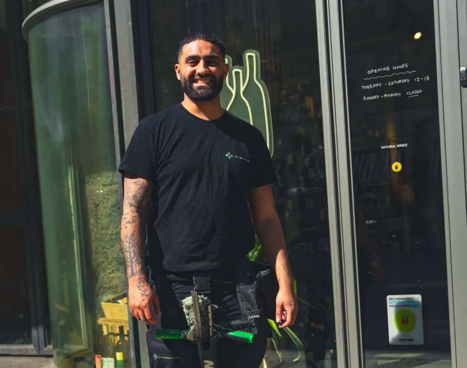 Medarbejder fra Rengøring Til Dig foran en butik i København
