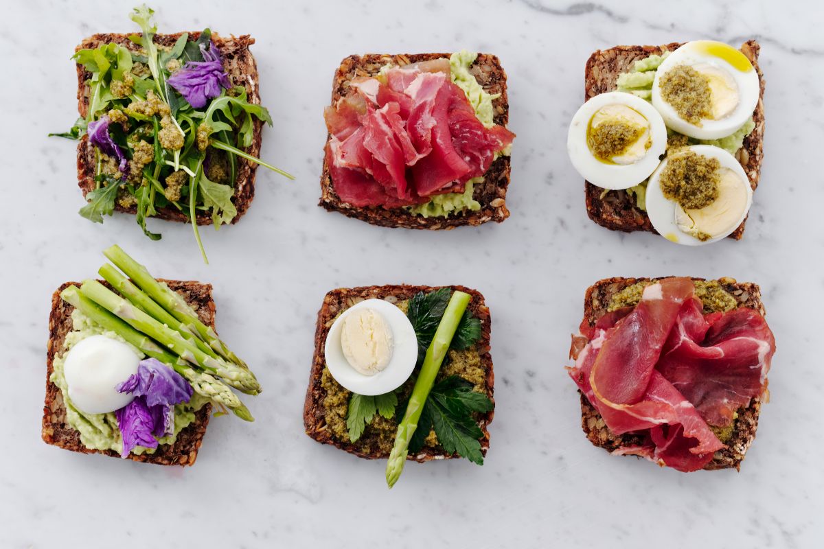 Klargøring af frokost – smørrebrød på rugbrød