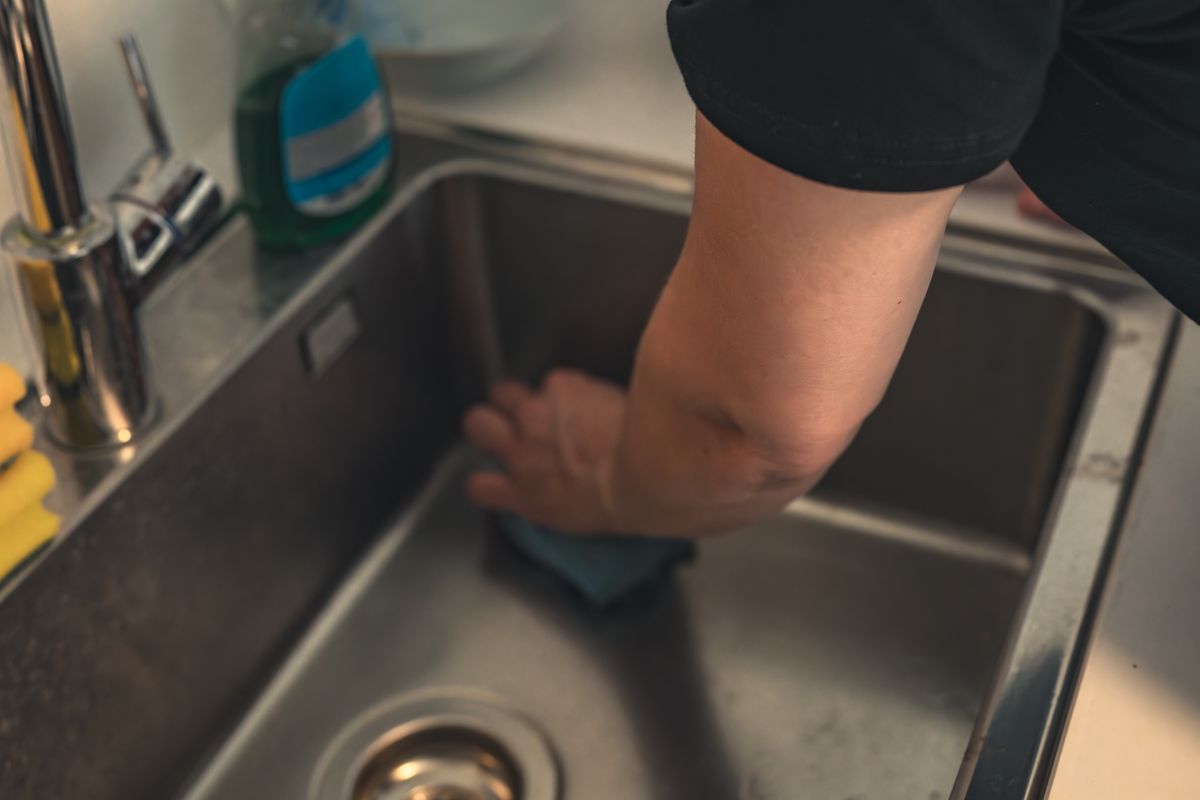 Køkkenservice – rengøring af køkkenvask