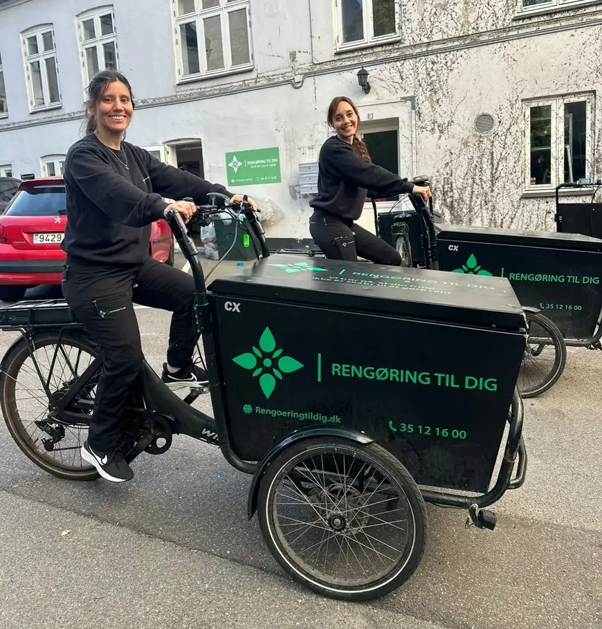 To medarbejdere fra Rengøring Til Dig på firmaets ladcykler